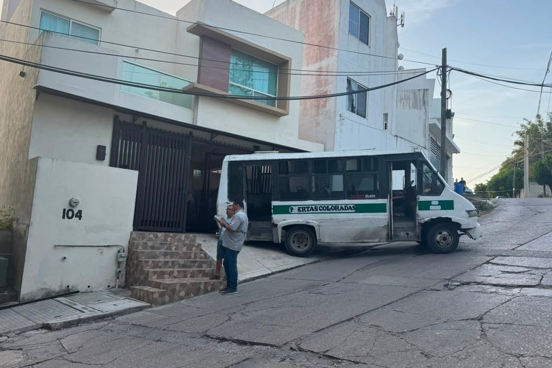 Microbus Sufre Falla Mecánica y se Estrella Contra Casa; Hay 5 Lesionados